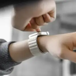 This silicone magnetic Apple Watch band seems to be the biz