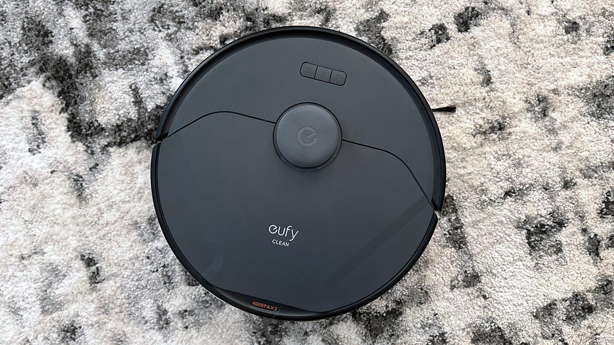 This twin-turbine robotic vacuum is a steal at 0